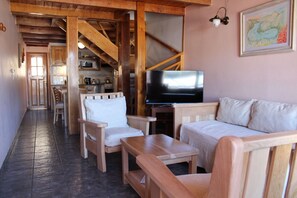 Cottage, Lake View | Living area