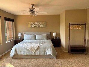 Tabla de planchar con plancha, wifi y ropa de cama