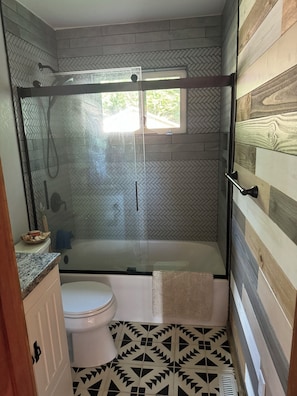 Haartrockner, HandtĂŒcher, Seife, Toilettenpapier