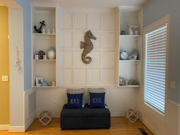 House, Multiple Beds, Balcony (LAGUNA DRIVE 21083) | Interior