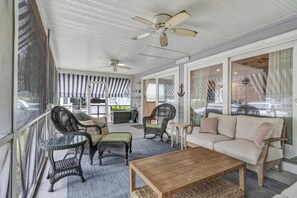 Hus - flere senge - køkken - udsigt til have (ST LOUIS STREET 24) | Opholdsområde