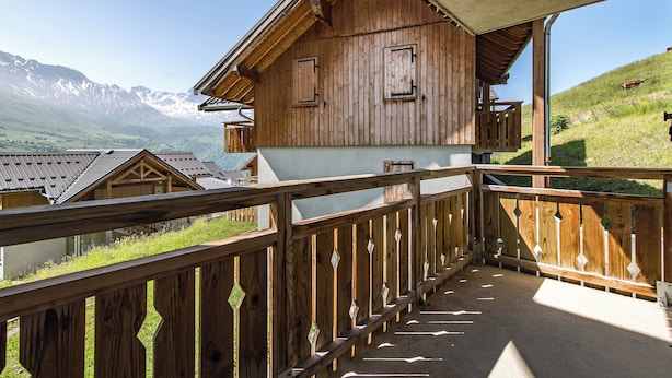 A wooden chalet with a balcony overlooking a mountainous landscape. - Apartment for 4 to 6 people in Albiez (Albiez-Montrond)