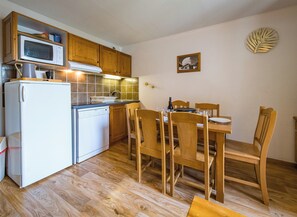 Fridge, microwave, stovetop, dishwasher - Apartment for 4 to 6 people in Albiez (Albiez-Montrond)