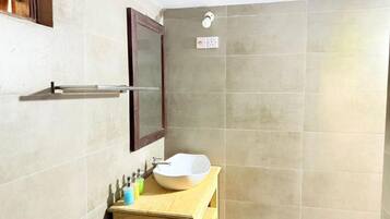 Ducha, secador de pelo, jabón, papel higiénico