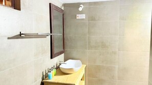 Douche, séchoir à cheveux, savon, papier de toilette