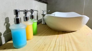 Chuveiro, secador de cabelo, sabonete, papel higiênico