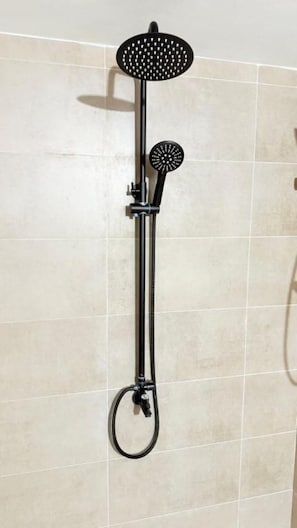 Een douche, een haardroger, zeep, toiletpapier