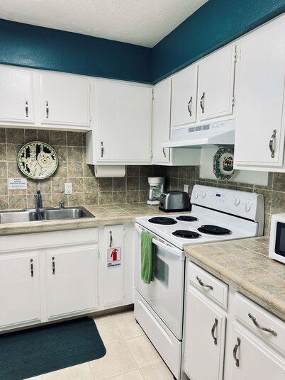 Ski-In 2BR Condo: Fireplace, Hot Tub, Walk to Lifts Paradise Condos