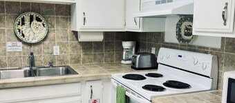 Ski-In 2BR Condo: Fireplace, Hot Tub, Walk to Lifts Paradise Condos