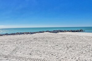 Lejlighed - flere senge (Land's End 11-306 Beach Front - Premi) | Strand | På stranden
