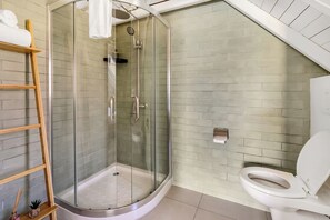 Douche, sèche-cheveux, serviettes fournies, savon