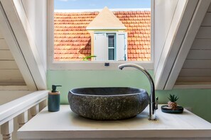Een douche, een haardroger, handdoeken, zeep