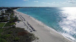 Ubicación a pie de playa, tumbonas y toallas de playa