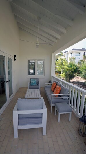 Terrace/patio - Charming 4-bedroom villa in Grace Bay - 2 minute walk to the Beach (Grace Bay)