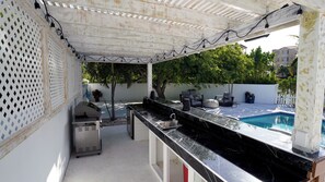 Terrace/patio - Charming 4-bedroom villa in Grace Bay - 2 minute walk to the Beach (Grace Bay)