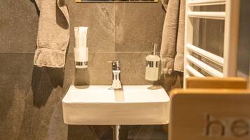 Een haardroger, handdoeken