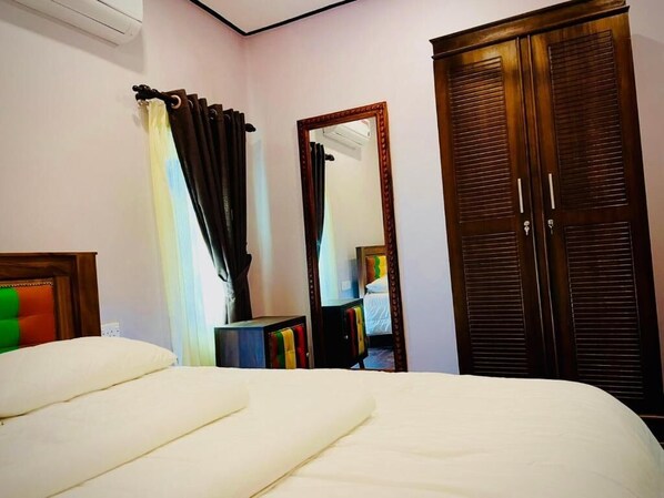 3 bedrooms, iron/ironing board, WiFi, bed sheets