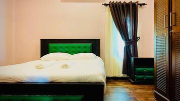 3 bedrooms, iron/ironing board, WiFi, bed sheets