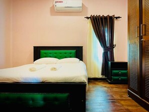 3 bedrooms, iron/ironing board, WiFi, bed sheets