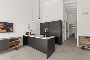 Kühlschrank, Mikrowelle, Ofen, Herdplatte