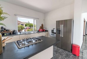 Réfrigérateur, four à micro-ondes, surface de cuisson, lave-vaisselle