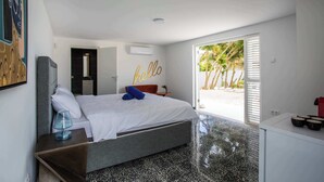 Une chambre d’hôtel moderne, équipée d’un lit, d’une table de chevet et offrant une vue sur l’extérieur.