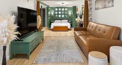 Intimate Studio Retreat along NYC Skyline & Hudson River: Spectacular Views