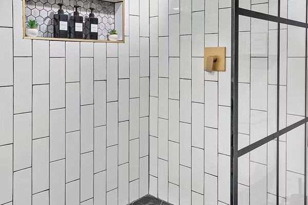 Dusj, hårføner, håndklær og såpe