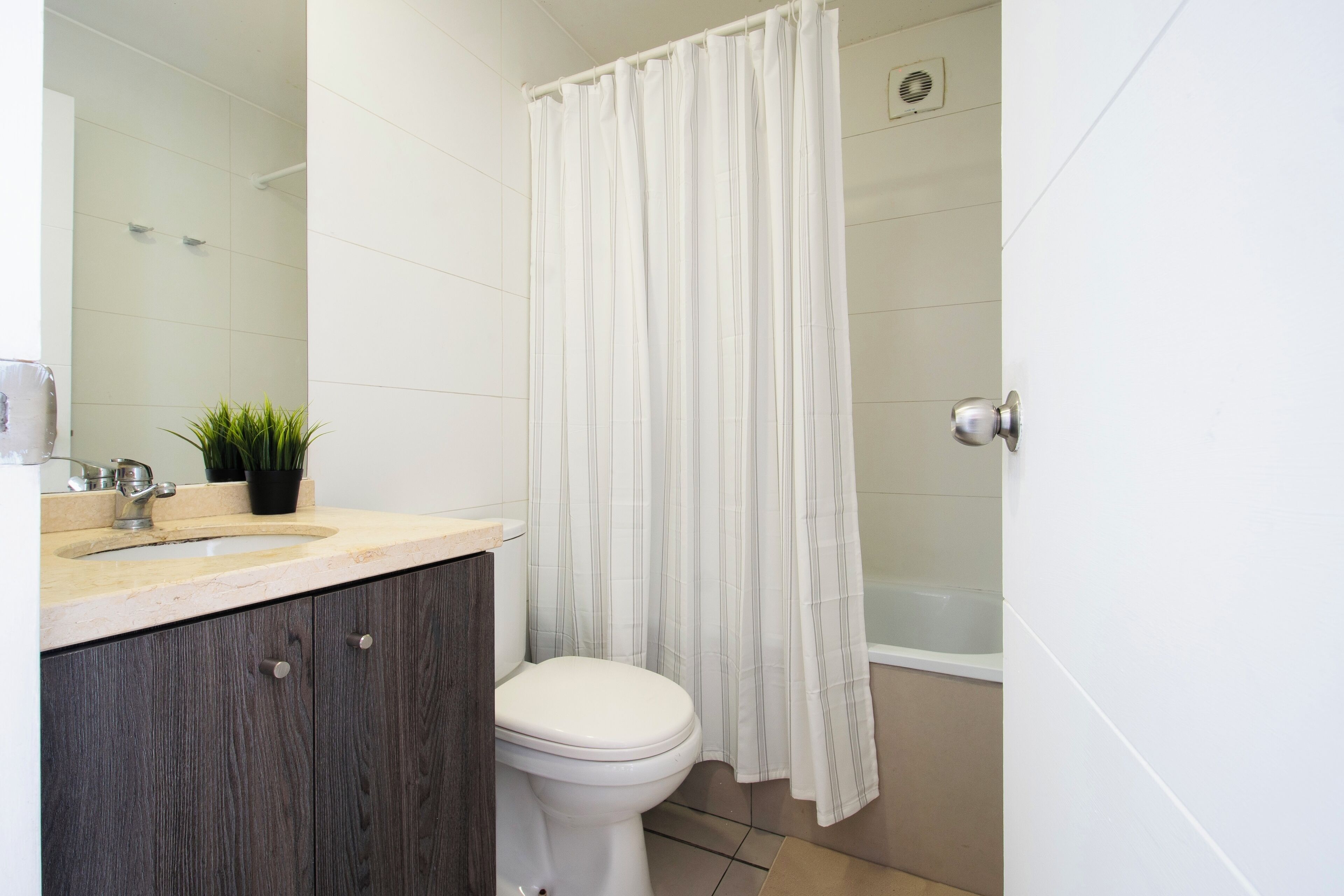 Serviettes fournies, papier toilette