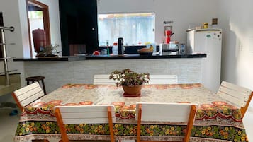 Tủ lạnh, lò vi sóng, lò nướng, dụng cụ nấu nướng/bát dĩa/dao nĩa