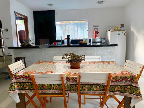 KĂŒhlschrank, Mikrowelle, Ofen, Kochgeschirr/Geschirr/Besteck