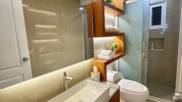 Douche, sèche-cheveux, bidet, serviettes fournies