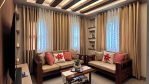 A modern living room with a sofa set, a coffee table, and a flat-screen TV. - 4-bedroom house in enchanting San Fernando with WiFi, AC (San Fernando)