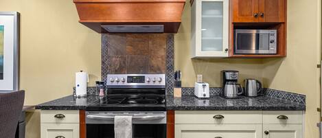 Kühlschrank, Toaster, Kochgeschirr/Geschirr/Besteck, Esstisch