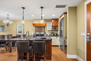 Frigorífic, torradora i utensilis de cuina, vaixella i coberteria