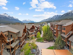Exterior - Mountain View Escape: BBQ, Balcony, Resort Access (Canmore)