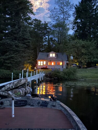 Sandy Lakeshore w Stunning views. St Helen memories. Cozy Cabin. Dock. Fire Pit.