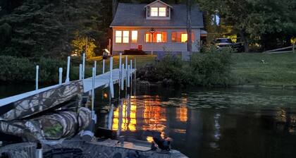 Sandy Lakeshore w Stunning views. St Helen memories. Cozy Cabin. Dock. Fire Pit.