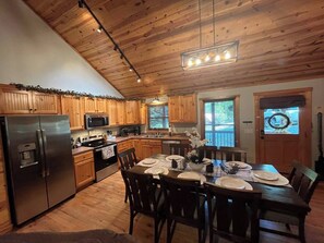 Fridge, microwave, oven, stovetop - Private Views / Decks/ 1 Mile from Gate / 8 Mins to Wineries, Private Views/Decks/1 mile to gate/Win... (Ellijay)