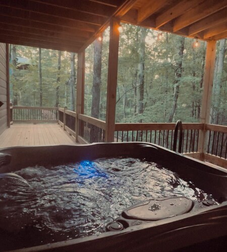 Private Views/Decks/1 Mile from Gate/8 Mins to Wineries/Hot Tub
