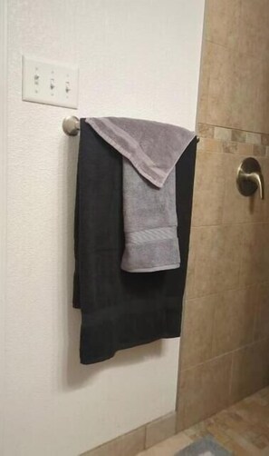 تجهيزات دش، مناشف، صابون، ورق حمّام