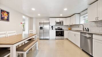 Een magnetron, een oven, een kookplaat, een vaatwasser