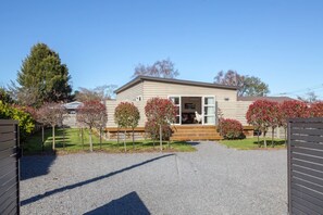 Exterior - Red Robin, Martinborough (Martinborough)