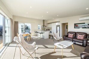 TV - Red Robin, Martinborough (Martinborough)