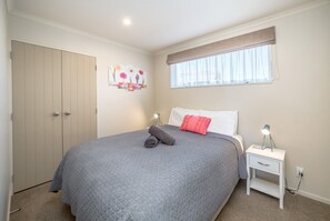 4 bedrooms, iron/ironing board, free WiFi, bed sheets