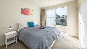 4 bedrooms, iron/ironing board, WiFi (free), bed sheets - Red Robin, Martinborough (Martinborough)