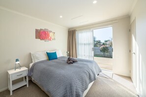 4 bedrooms, iron/ironing board, WiFi (free), bed sheets - Red Robin, Martinborough (Martinborough)