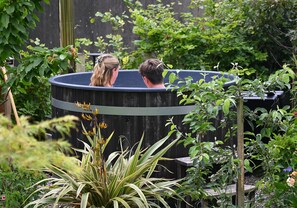 Outdoor spa tub - Bro Deg – Your Cosy Cottage Getaway in Moylegrove (Cardigan)