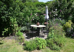 Outdoor dining - Bro Deg – Your Cosy Cottage Getaway in Moylegrove (Cardigan)