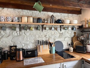 Fridge, microwave, oven, dishwasher - Bro Deg – Your Cosy Cottage Getaway in Moylegrove (Cardigan)